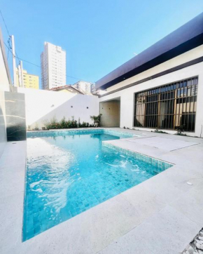 Uma Quadra do MAR Com PISCINA, Churrasqueira, 2 Vg de Garagem e 3 Quartos!!!